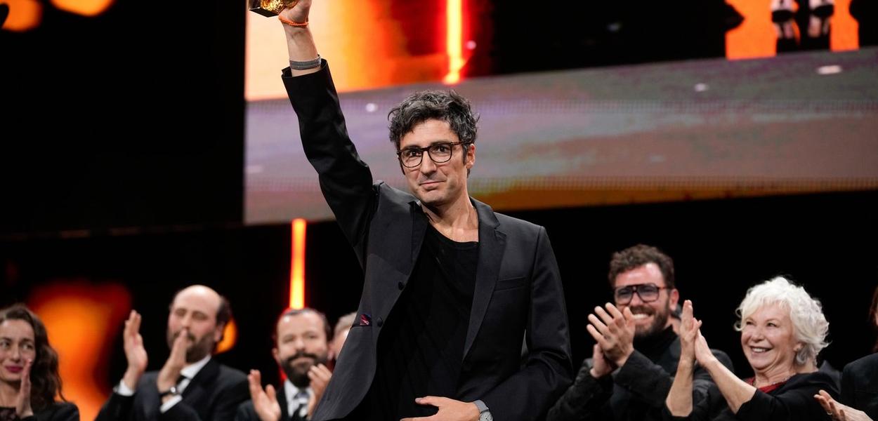 Čatak drži nagradu (Foto: AP Photo/Ebrahim Noroozi)