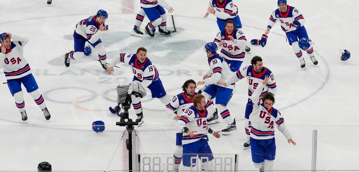 Džek Hjuz (86) iz Sjedinjenih Američkih Država, desno, slavi sa saigračima nakon što je postigao pobjednički gol protiv Kanade u produžetku sa zlatnim golom tokom finalne utakmice muškog hokeja na ledu na Zimskim olimpijskim igrama 2026. godine, u Milanu, Italija, u nedjelju, 22. februara 2026. godine. (Foto: AP photo/Luca Bruno)