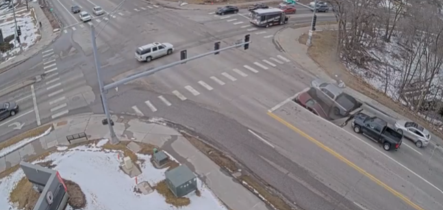 Rupa "progutala" automobile (Foto: Stop kadar)