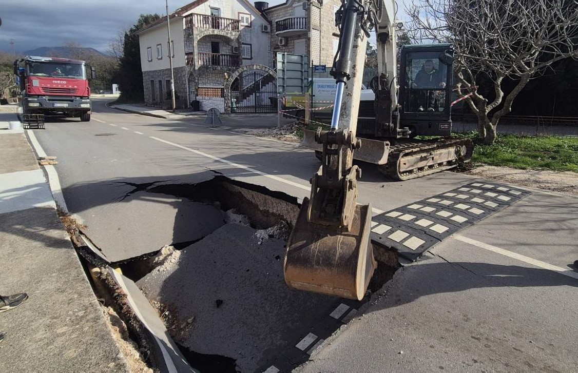 Urušeni put u Radovićima