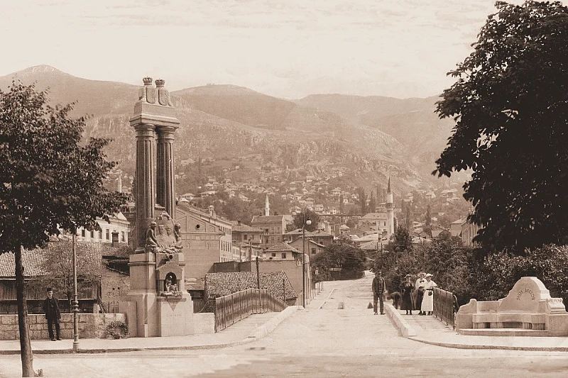 Spomenik se nalazio uz Latinsku ćupriju, neposredno pored mjesta na kojem se desio atentat na Ferdinanda i Sofiju (Foto: Wikicommons)