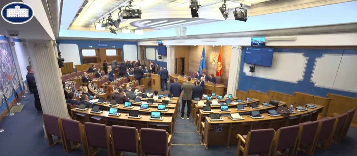 Opozicija ne dozovljava održavanje sjednice (Foto: Skupština Crne Gore/Jutjub)