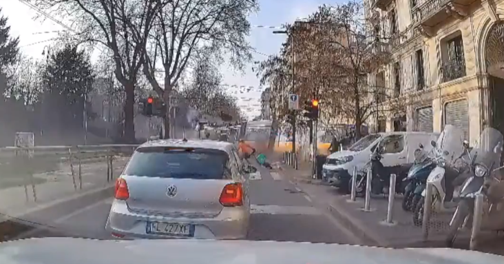 Trenutak iskliznuća tramvaja iz šina (Foto: Stop kadar)