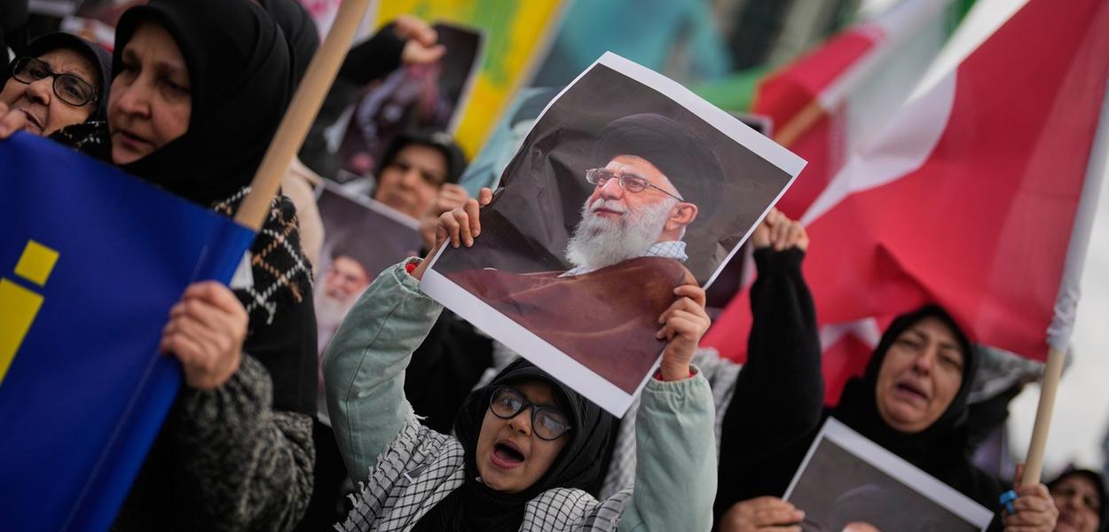 Državni mediji Irana smrt ajatolaha potvrdili u nedjelju ujutro (Foto: AP/Khalil Hamra)