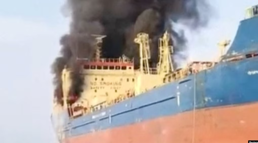 Dim kulja iz naftnog tankera pod američkim sankcijama, koji je pogođen kod omanskog poluostrva Musandam, video snimak koji je dobio Rojters, 1. marta 2026. godine. (Foto: Reuters/RSE)