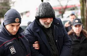 PRIKRIVANJE POLICIJSKIH NESPOSOBNOSTI: Detalj sa privođenja Veselina Barovića