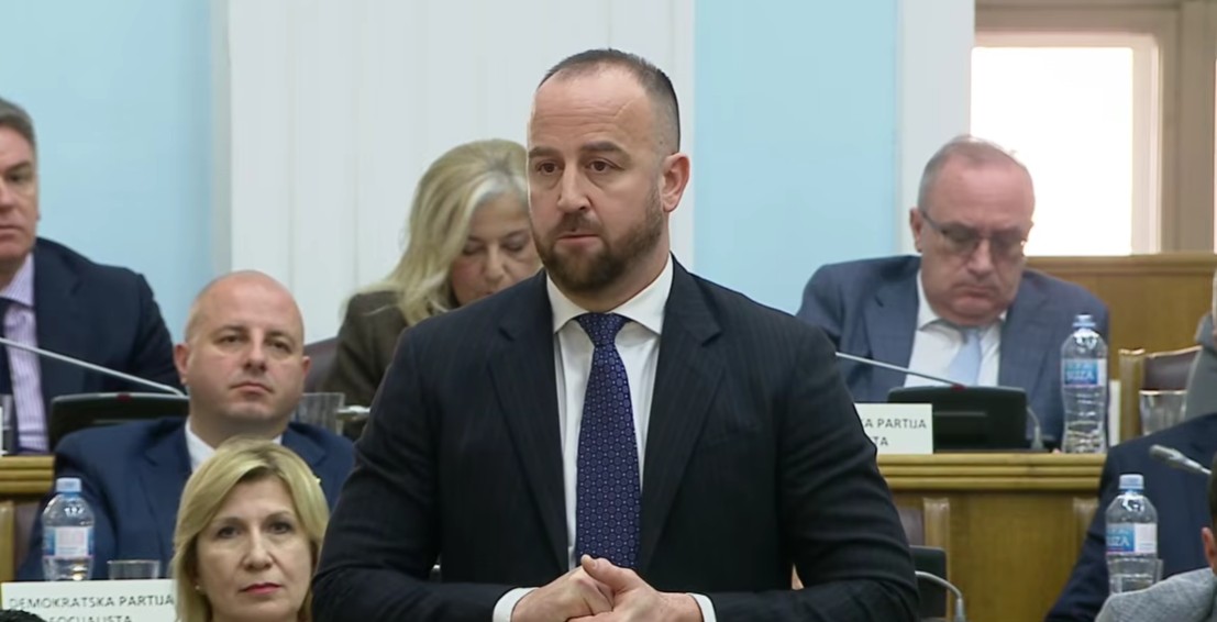 Andrija Nikolić, stop kadar (Foto: Skupština Crne Gore/Jutjub)