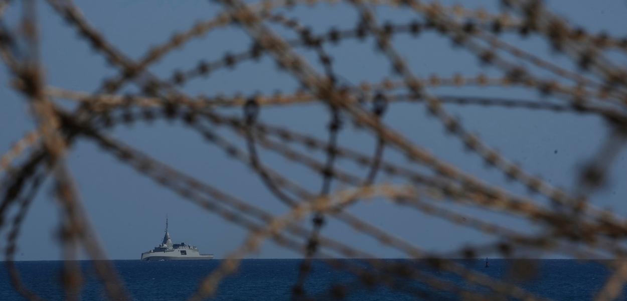 Grčki ratni brod Kimon viđen uz obalu Limasola, Kipar, u srijedu, 4. marta 2026. godine. (Foto: AP foto/Petros Karadjias)