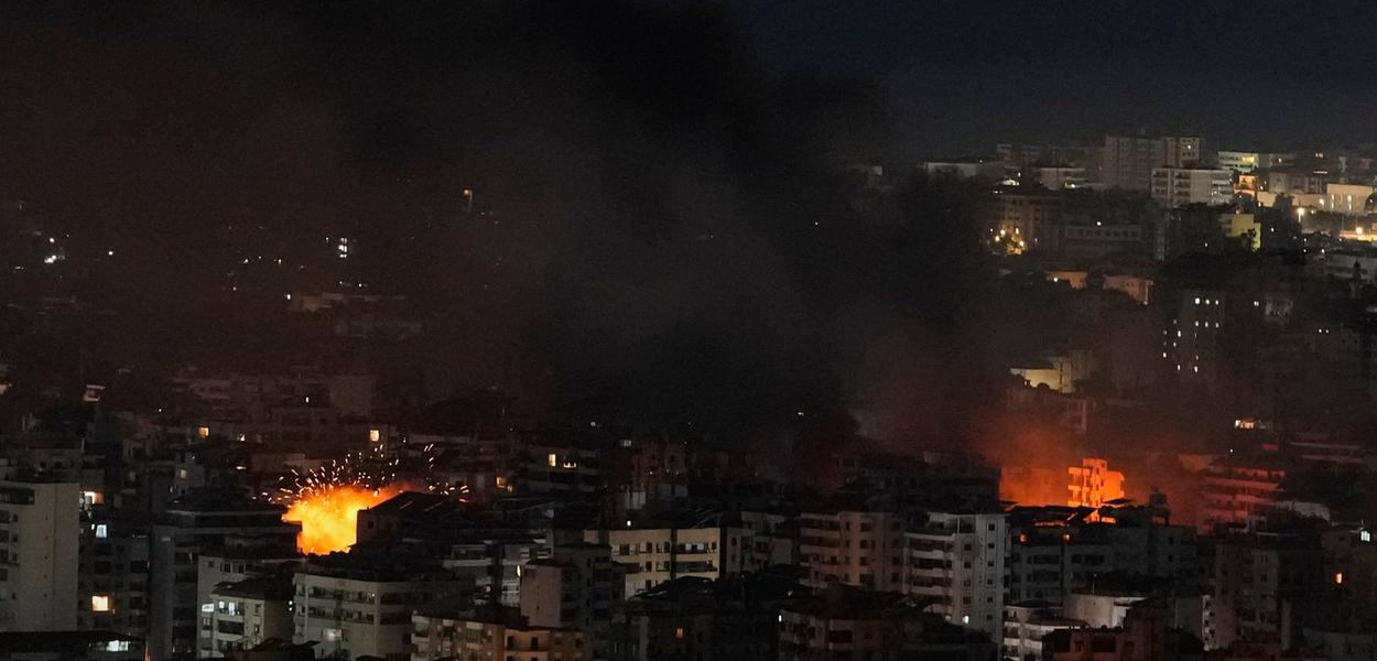 Plamen i dim izdižu se sa mjesta izraelskih vazdušnih udara u Dahiji, južnim predgrađima Bejruta, u Libanu, u petak, 6. marta 2026. godini (Foto: AP foto/Hassan Ammar)
