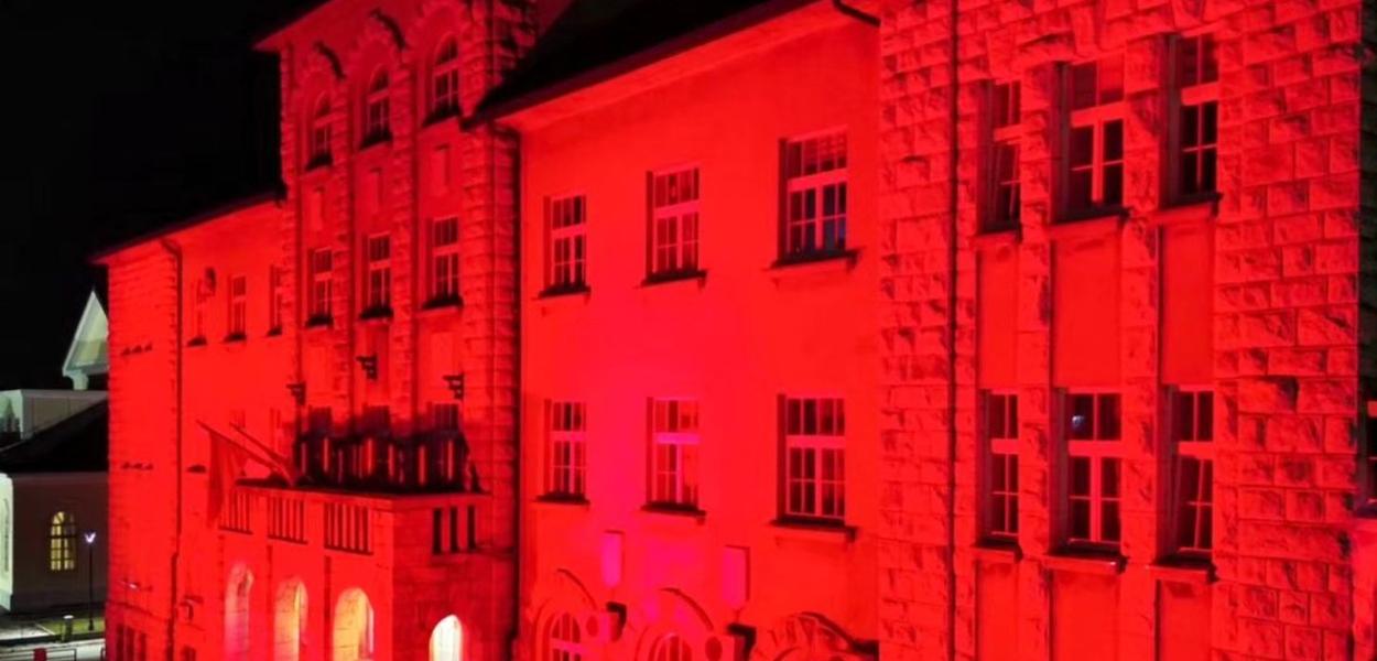 Zgrada Prijestonice u crvenom (Foto: Prijestonica Cetinje - Fejsbuk)