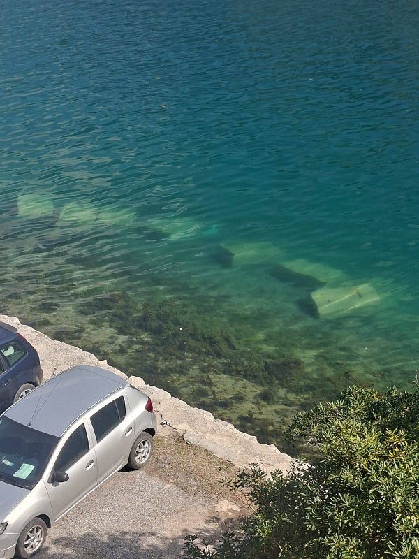 Blokovi u moru u mjestu Muo (Foto: Radio Kotor)