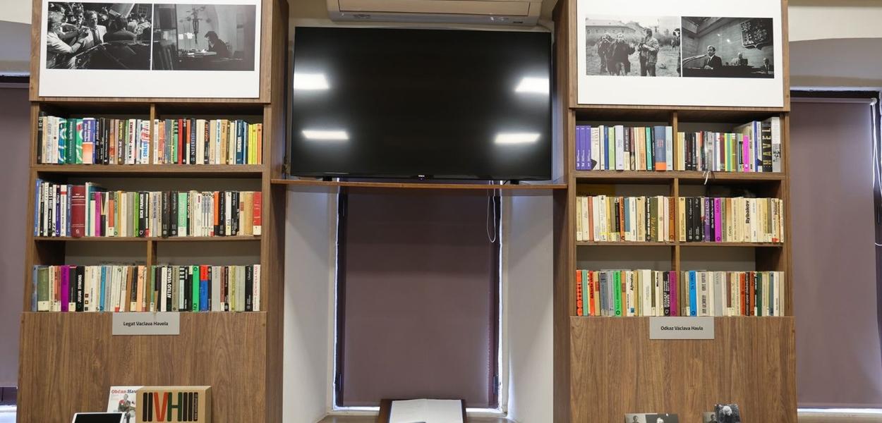 Poklon porodice Gušmirović (Foto: Fakultet za crnogorski jezik i književnost)