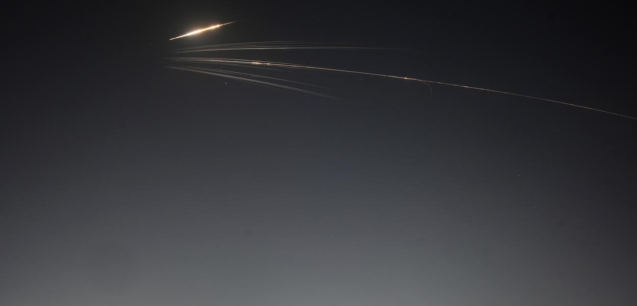 Rakete ispaljene iz Irana paraju nebo iznad centralnog Izraela, u srijedu, 18. marta 2026. (Foto: AP foto/Ohad Zwigenberg)