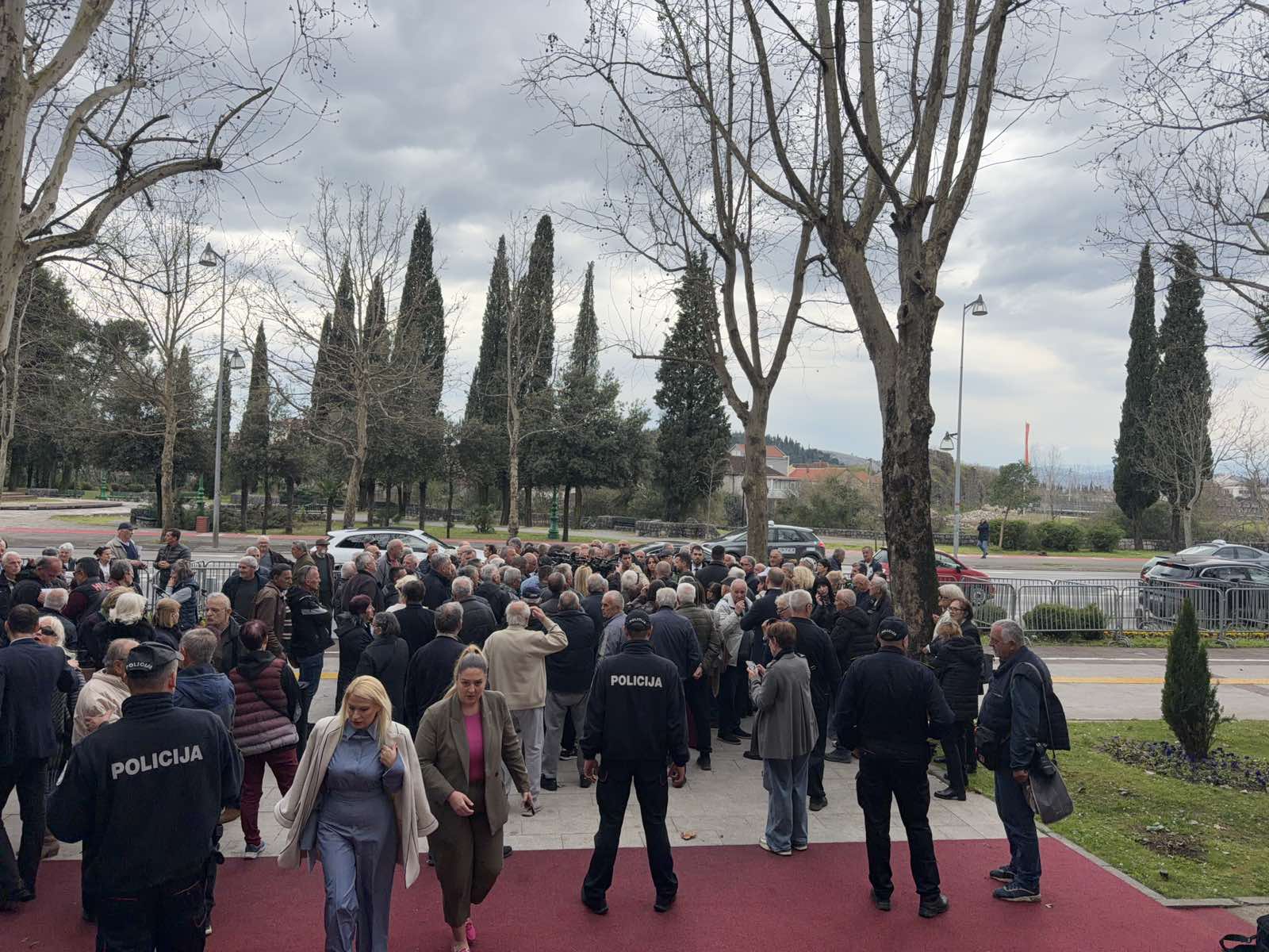 Protest ispred Skupštine