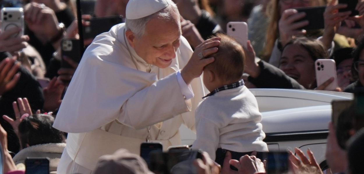 Papa Leo XIV miluje bebu dok dolazi na svoju sedmičnu opštu audijenciju na Trgu Svetog Petra u Vatikanu, u srijedu, 18. marta 2026. (Foto: AP foto/Andrew Medichini)