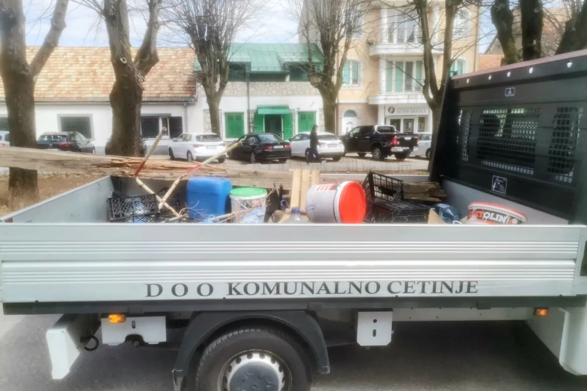 Komunalna policija uklonila predmete (Foto: RTV Cetinje)