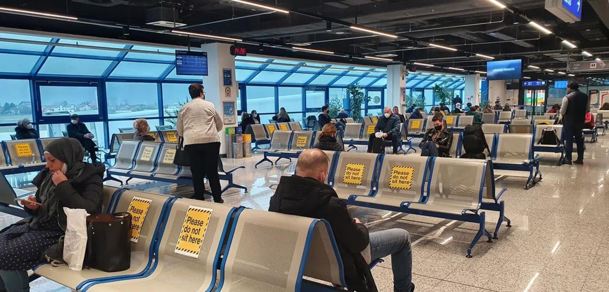 Putnici čekaju let na Međunarodnom aerodromu Sarajevo (fotoarhiva) (Foto: Ajla Obradović/RFE-RL)