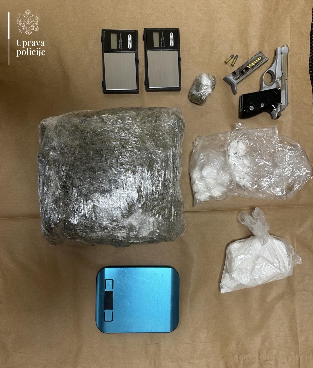 Oduzeta droga i pištolj (Foto: Uprava policije)