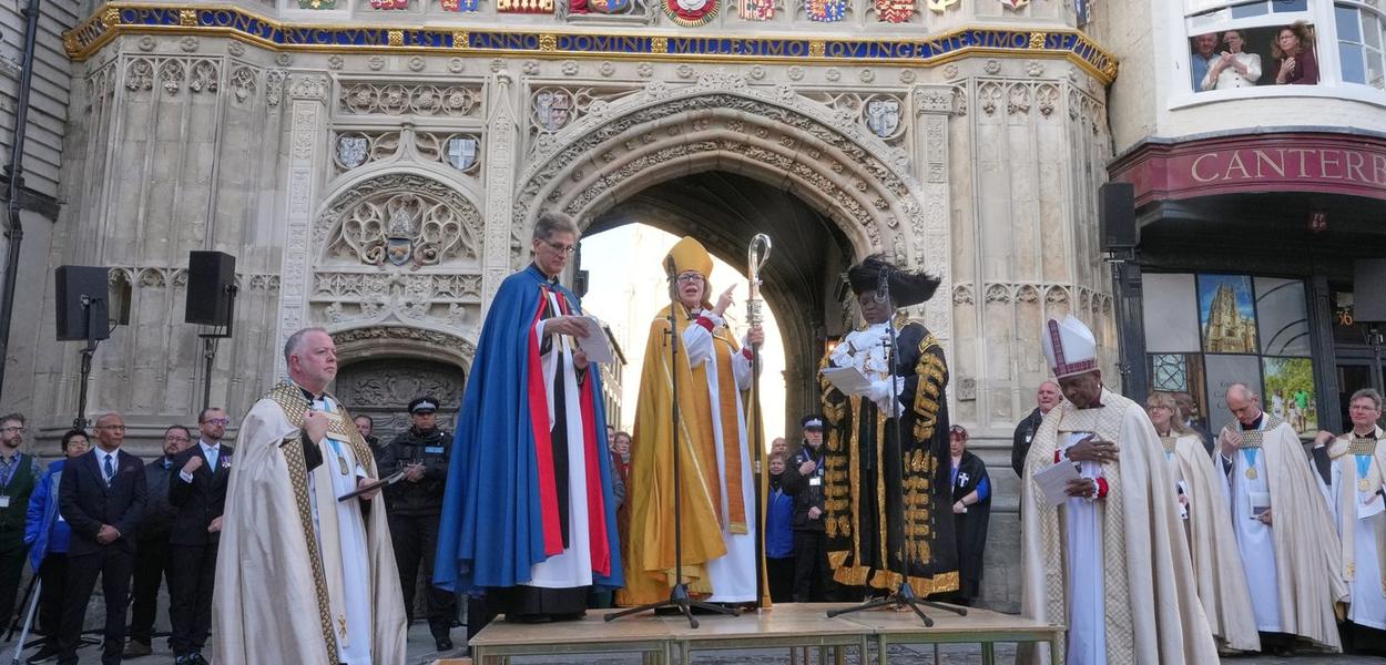 Sara Malali obratila se javnosti nakon ceremonije ustoličenja kojom je postavljena za nadbiskupkinju od Canterburyja, u Canterburyju u Engleskoj, u srijedu, 25. marta 2026. godine, kao prva žena na čelu Engleske crkve u istoriji (Foto: AP foto/Alastair Grant)