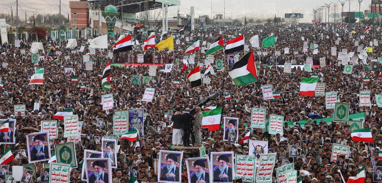 Protest podrške Iranu, u Sani, u Jemenu, 1. mart 2026. (Foto: AP Photo/Osamah Abdulrahman)