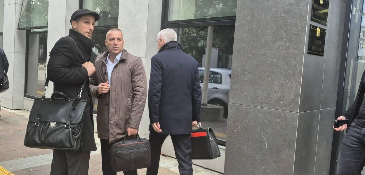Dejan Knežević (desno) sa advokatom (Foto: Portal ETV/MŽ)