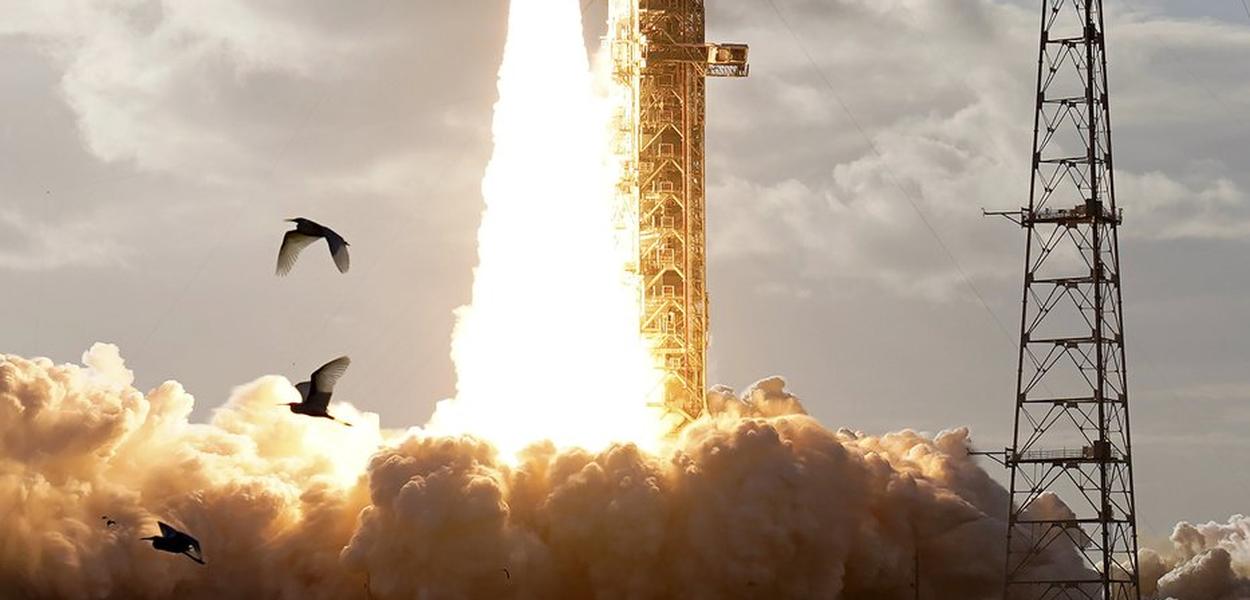 NASA's Artemis II moon rocket lifts off from the Kennedy Space Center's Launch Pad 39-B Wednesday, April 1, 2026, in Cape Canaveral, Fla. (AP Photo/Chris O'Meara) (Foto: AP)