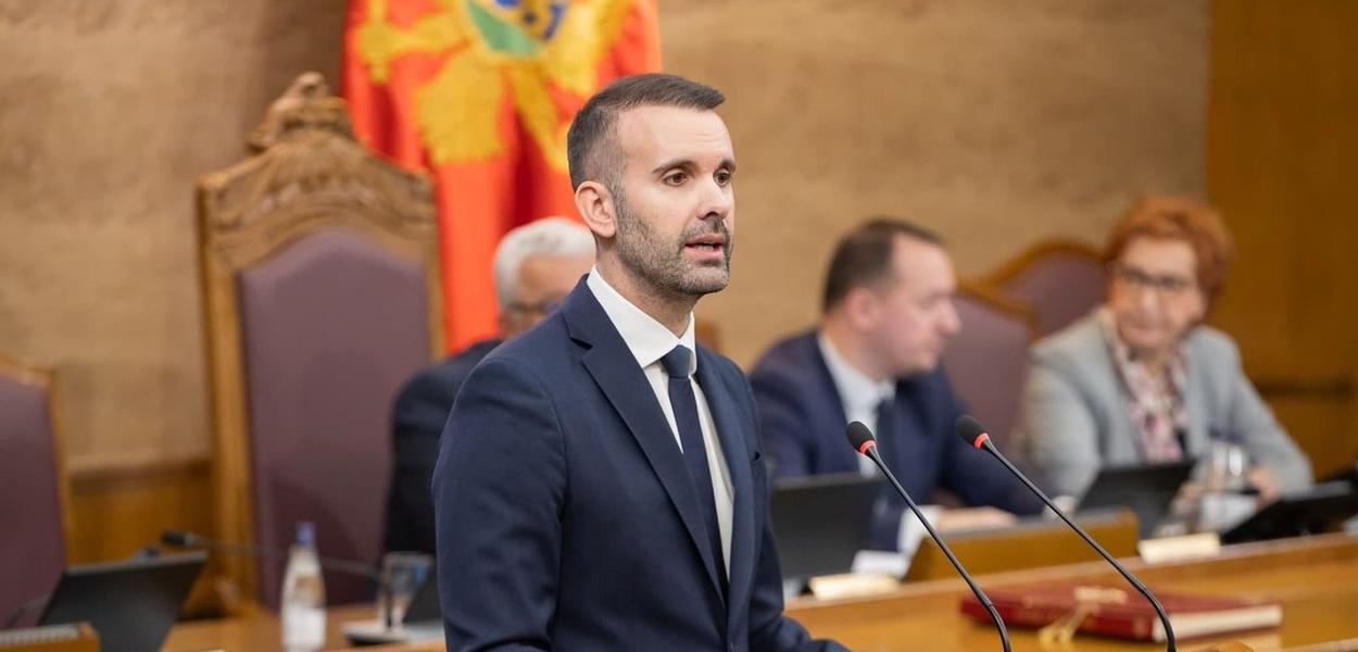 Premijer Milojko Spajić sopštava brutalne neistine (Foto: Skupština Crne Gore)