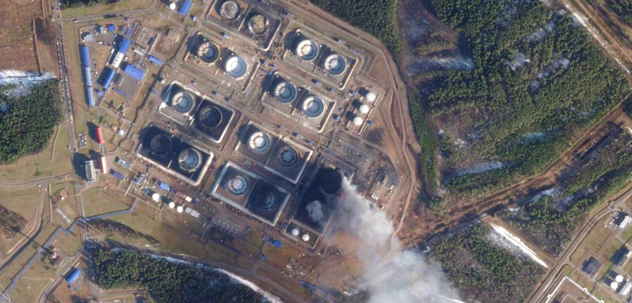 Naftno skladište u ruskoj luci Primorsk, na satelitskom snimku Planet.com 1. aprila 2026. poslije niza uzastopnih ukrajinskih udara (Foto: Planet labs Inc.)