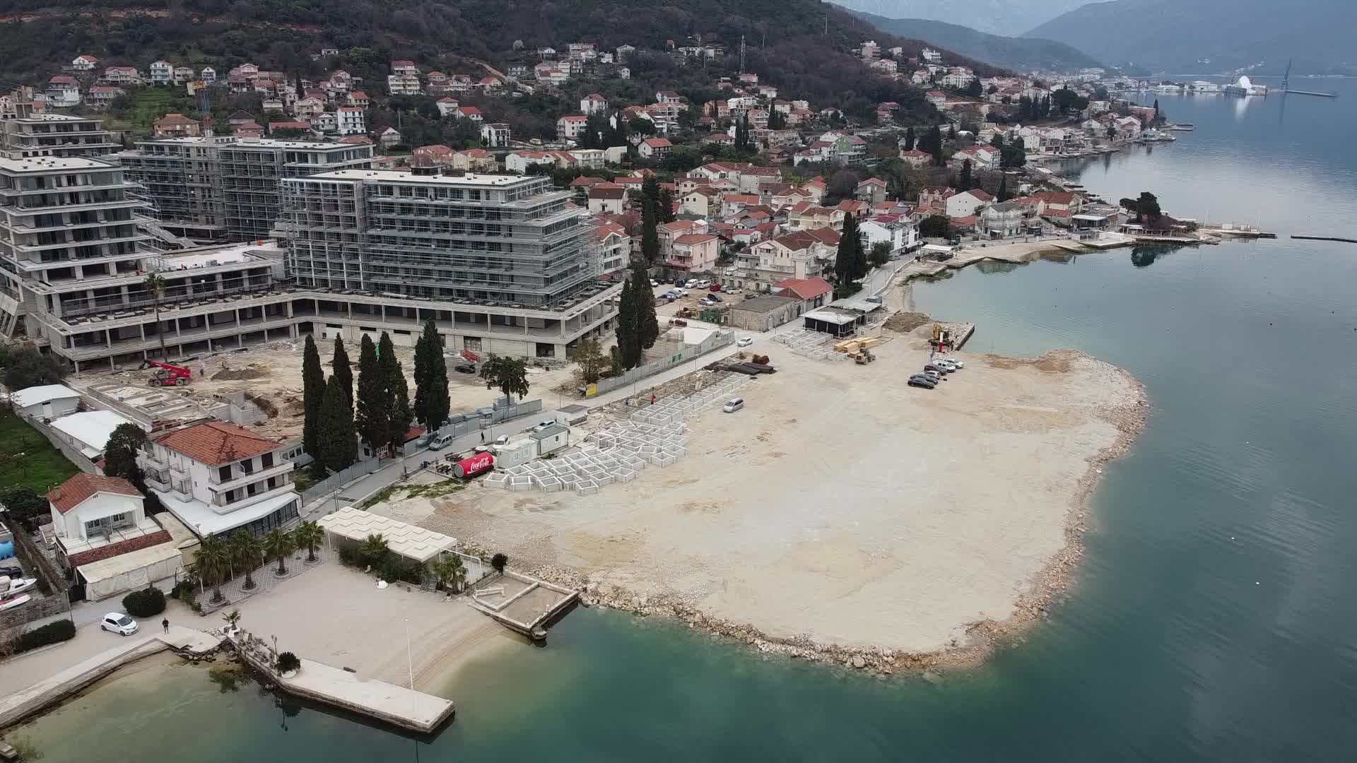 DEVASTACIJA KULTURNE I EKOLOŠKE BAŠTINE: Hotel ,,Carine" u Baošićima 