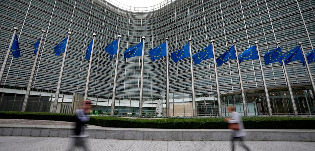 FILE - European Union flags flap in the wind as pedestrians walk by EU headquarters in Brussels, Wednesday, Sept. 20, 2023. (AP Photo/Virginia Mayo, File) (Foto: AP/Virginia Mayo)