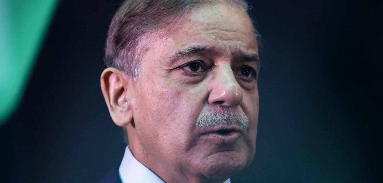 Pakistan's Prime Minister Shehbaz Sharif looks on during a business and investment conference he attended with Malaysia's Prime Minister Anwar Ibrahim during Sharif's official visit, in Kuala Lumpur, Malaysia, Monday, Oct. 6, 2025. (Hasnoor Hussain/Pool Photo via AP) (Foto: AP foto)