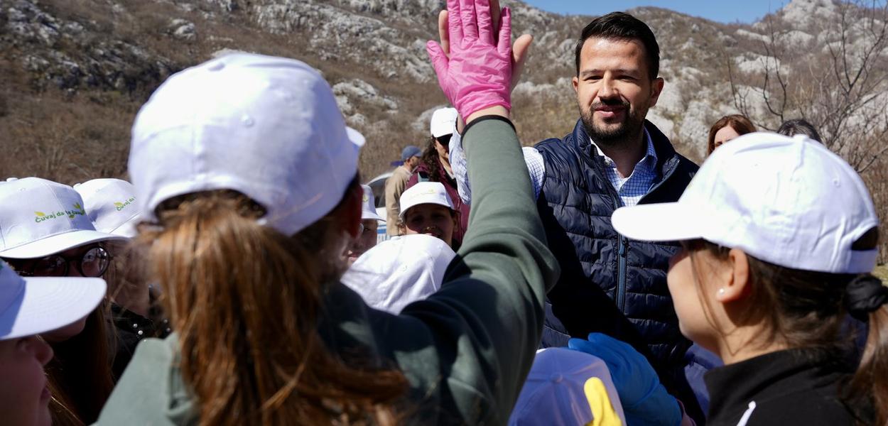 Milatović u akciji čišćenja (Foto: Kabinet predsjednika Crne Gore)