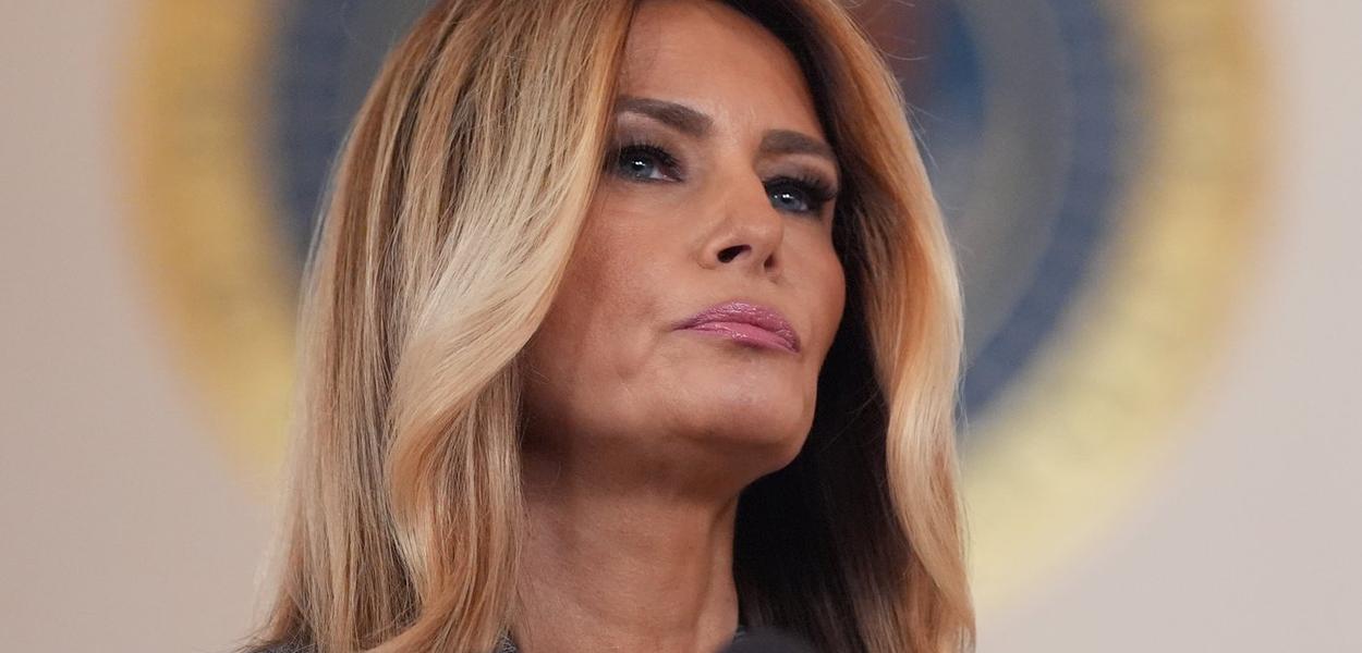 First lady Melania Trump speaks to reporters Thursday, April 9, 2026, in the Grand Foyer of the White House in Washington. (AP Photo/Jacquelyn Martin) (Foto: AP foto/Jacquelyn Martin)