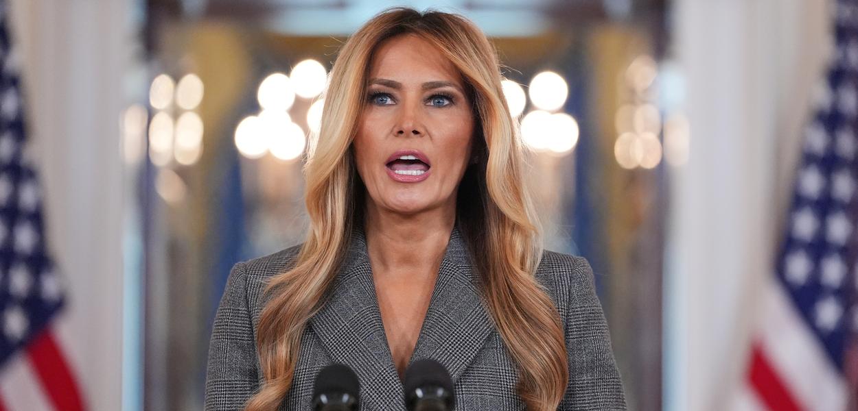 Prva dama Melanija Tramp obraća se novinarima u četvrtak, 9. aprila 2026. godine, u Velikom foajeu Bijele kuće u Vašingtonu. (Foto: AP foto/Jacquelyn Martin)