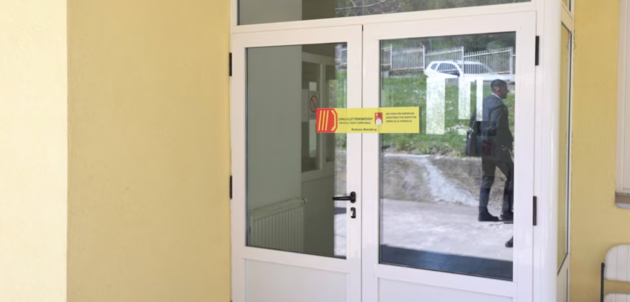 Obavještenje o privremenom zatvaranju jedne od ambulanti u Srbici, koja je radila po srpskom sistemu (Foto: Sami Ljuštaku/Fejsbuk)