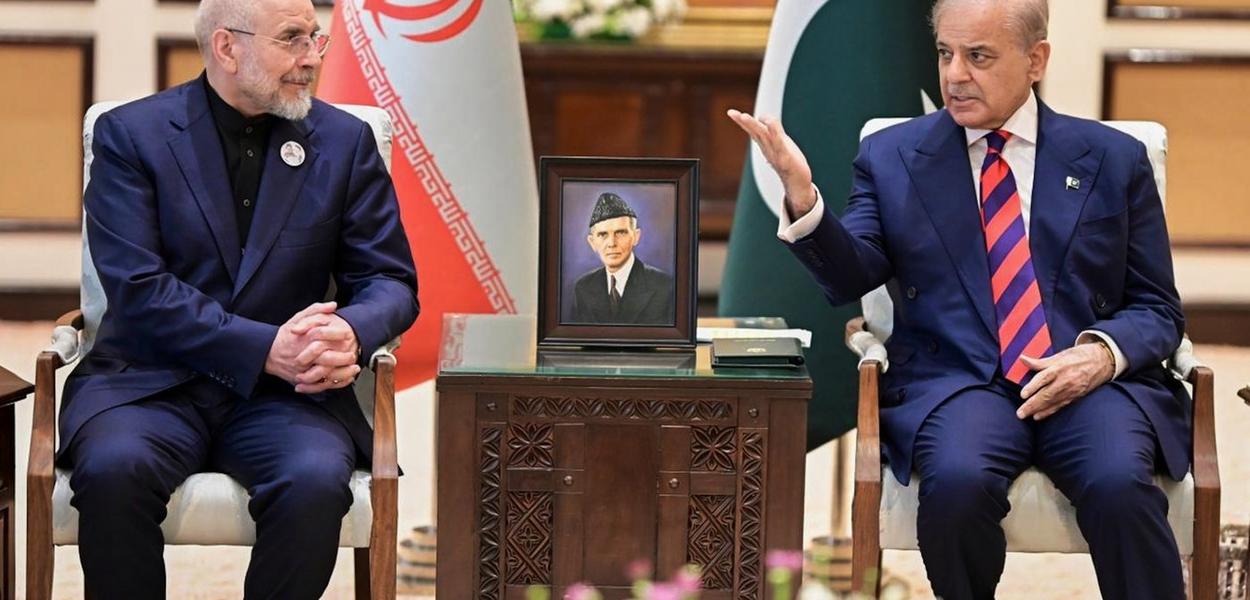 Mohamad Bager Galibaf i Šehbaz Šarif u Islambadu, Pakistan, 11. april 2026. (Foto: Oficina del Primer Ministro de Pakistán vía AP)