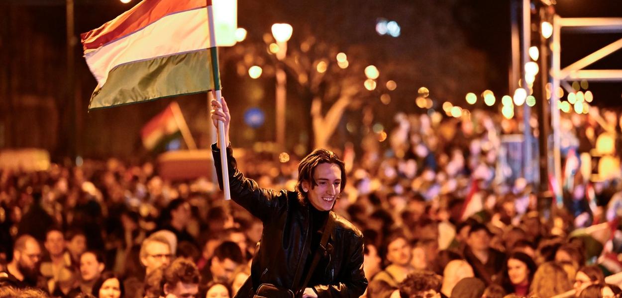 Slavlje u Budimpešti povodom pobjede Petera Mađara na parlamentarnim izborima, 12. april 2026. (Foto: AP Photo/Denes Erdos)