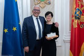 DA LI JE BRAT ZABORAVIO DA JE INFORMIŠE: Marta Kos u zagrljaju Andrije Mandića 