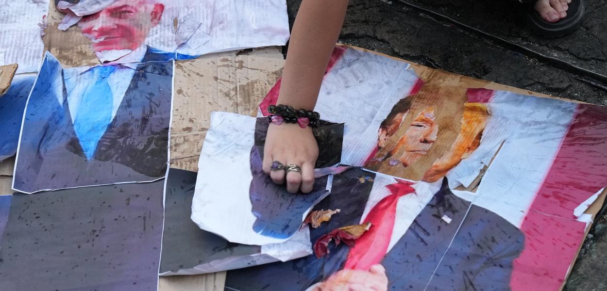 Demonstranti u Manili pocijepali postere sa likovima američkog predsjednika Donalda Trampa i izraelskog premijera Benjamina Netanjahu, Filipini, 15. april 2026. (Foto: AP Photo/Aaron Favila)