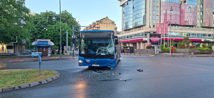 Autobus sa znatnim oštećenjima (Foto: RTCG)