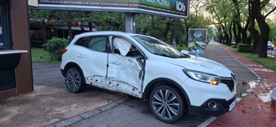 Automobil sa znatnim oštećenjima