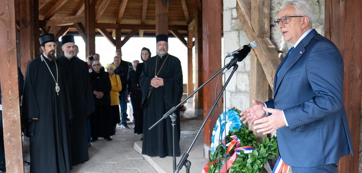 „PETA KOLONA“: Andrija Mandić u crkvi u Doljanima (Foto: Skupština Crne Gore)