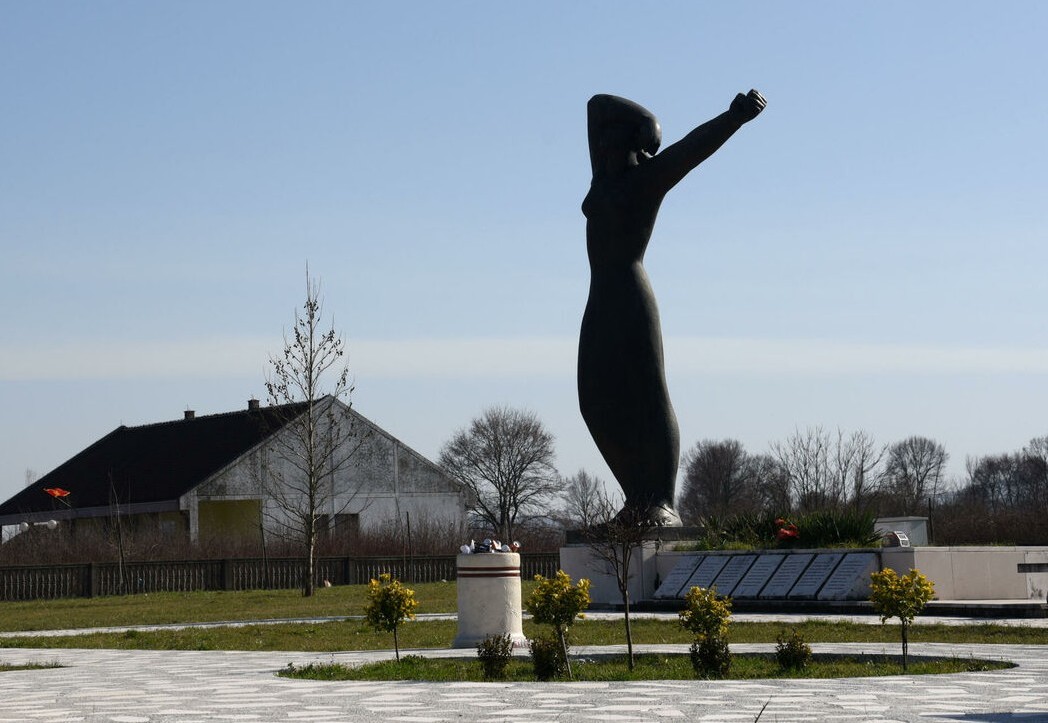 Spomenik žrtvama pokolja na Lazinama