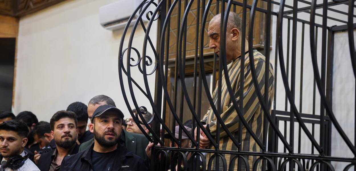 Atef Najib, bivši šef Ogranka političke bezbjednosti u oblasti Dera tokom vladavine Bašara al Asada, sjedi u optuženičkoj klupi tokom sudskog ročišta u Palati pravde u Damasku, Sirija, u nedjelju, 26. aprila 2026. godine (Foto: AP foto/Ghaith Alsayed)