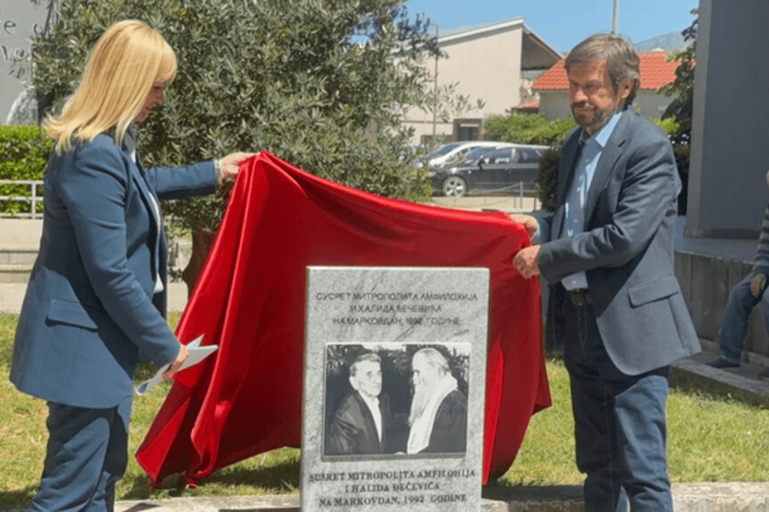 Borovinić-Bojović otkrila spomen-ploču posvećenu "bratskoj slozi pravoslavaca i muslimana" (Foto: Glavni grad Podgorica)