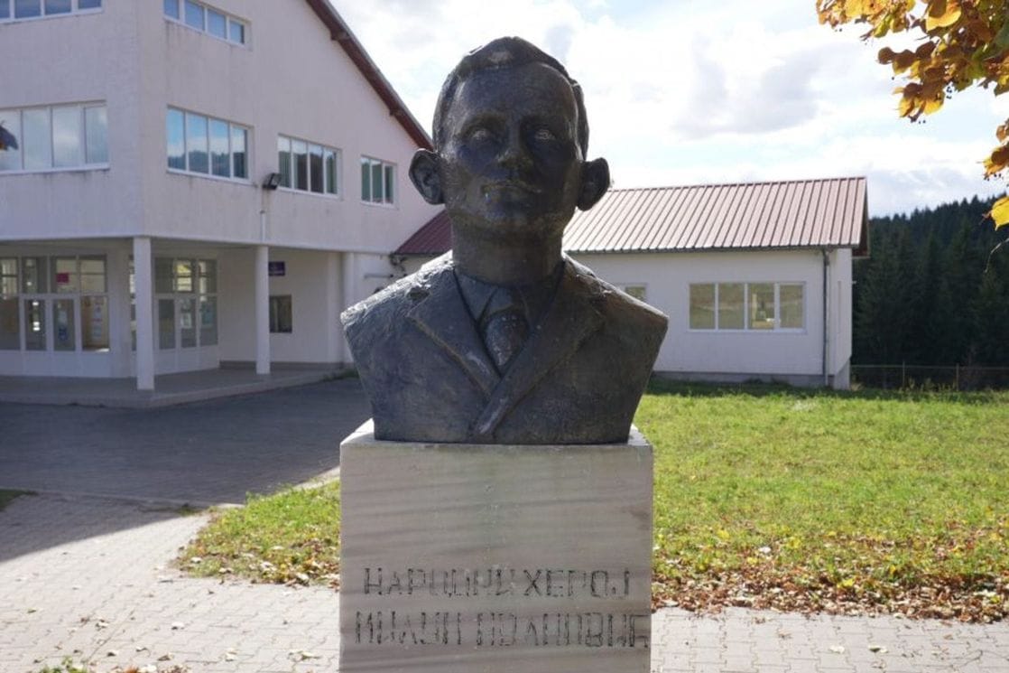 Policija još nije otkrila ko je ukrao spomen bistu narodnog heroja Miluna Ivanovića u Biševu (Foto: Avlija.me)