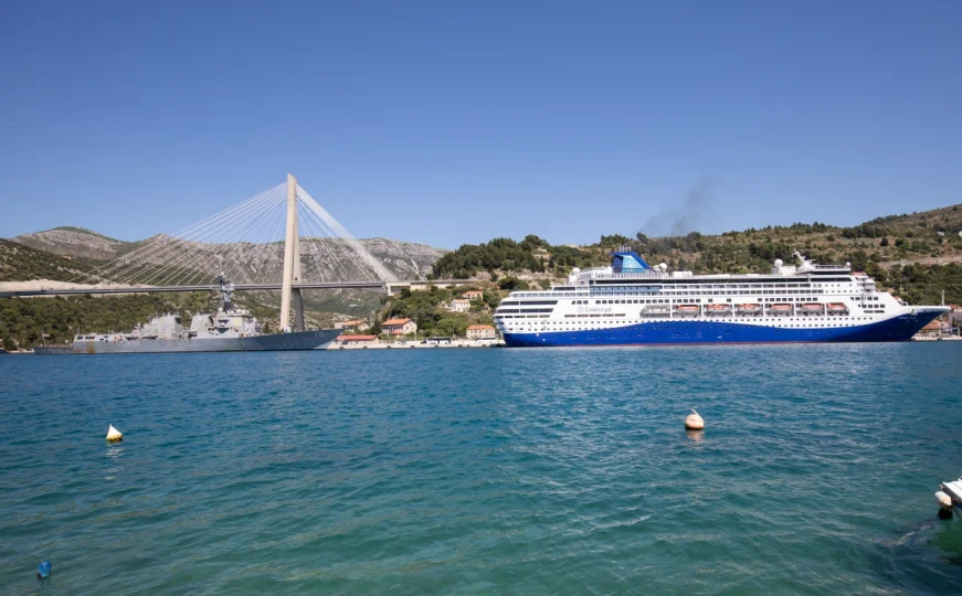 Američki ratni brod u Dubrovniku (Foto: Grgo Jelavić/PIXSELL)