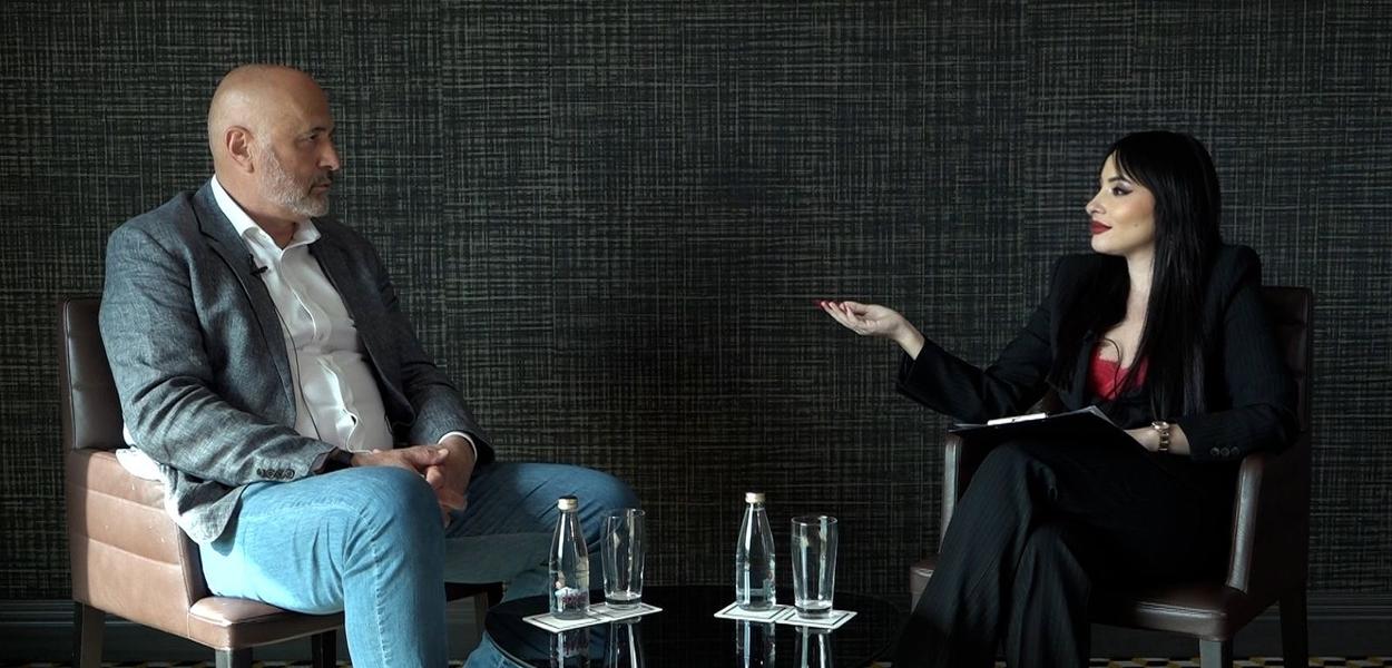Grof Božović i novinarka Adela Mulić (Foto: TV E)