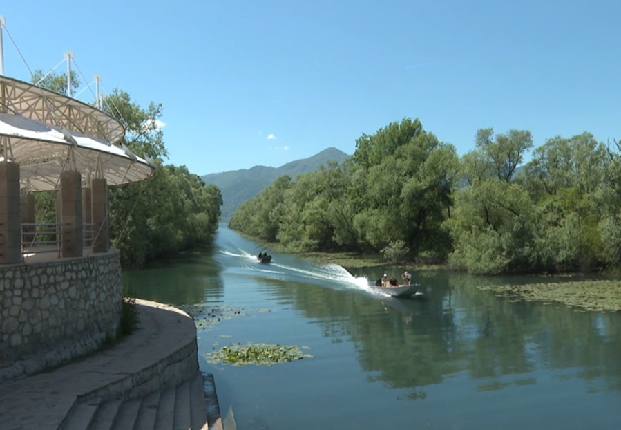 Ronioci Regionalnog ronilačkog centra Bijela pretražuju Skadarsko jezero (Foto: TVCG)