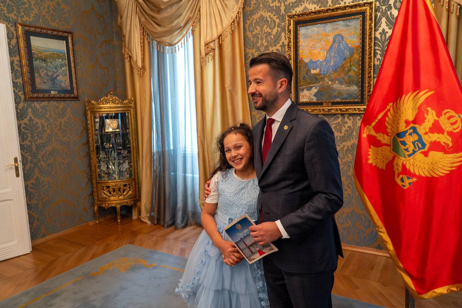 Milatović u Plavom dvorcu sa korisnicima Doma 
